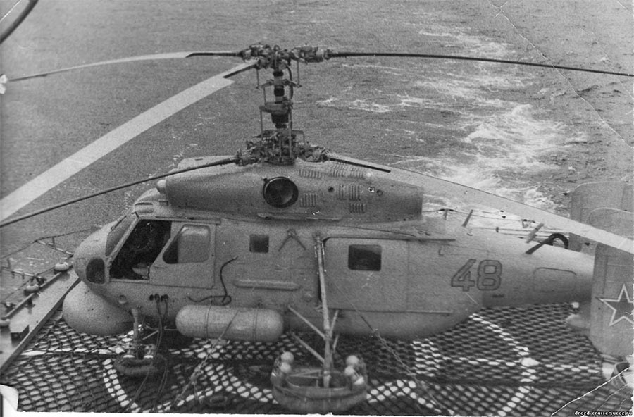 Вертолет Ка-25ПЛ на взлетной площадке БПК «Вице адмирал Дрозд»