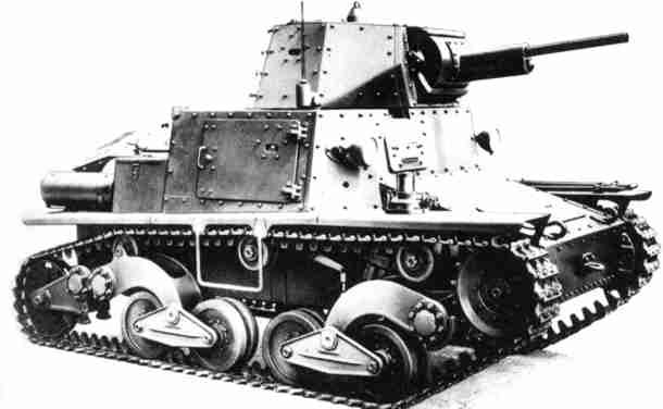 Итальянский легкий танк L6/40, хорошо видна дверца экипажа на корпусе