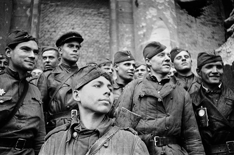 Солдаты, штурмовавшие рейхстаг. Взвод разведки 674 стрелкового полка 150-й стрелковой Идрицкой дивизии.