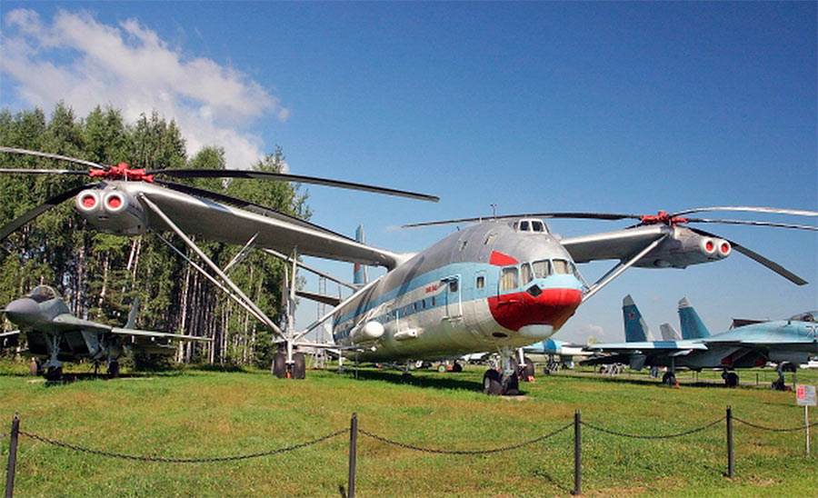 Транспортный вертолет В-12 на земле