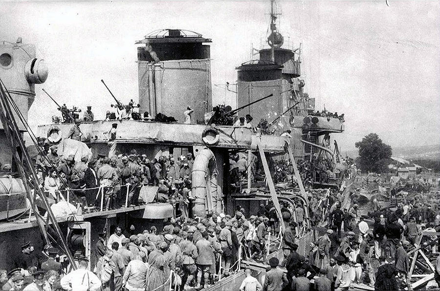 Лидер эсминцев «Ташкент» - эвакуация Севастополя, 1942 г. Знаменитый «голубой крейсер» перевез в общей сложности свыше 19000 человек.