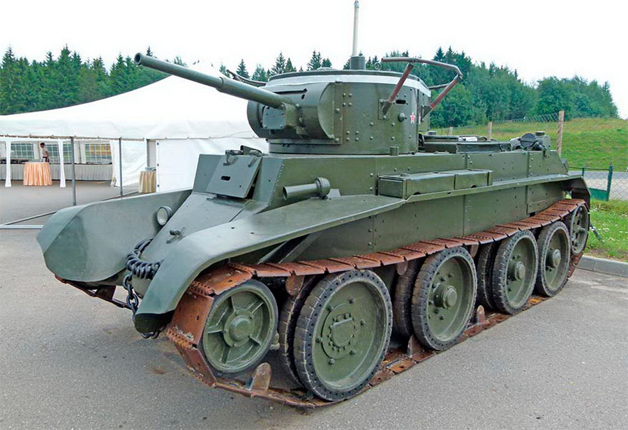 Советский танк БТ-7: на колесах также, как на гусеницах