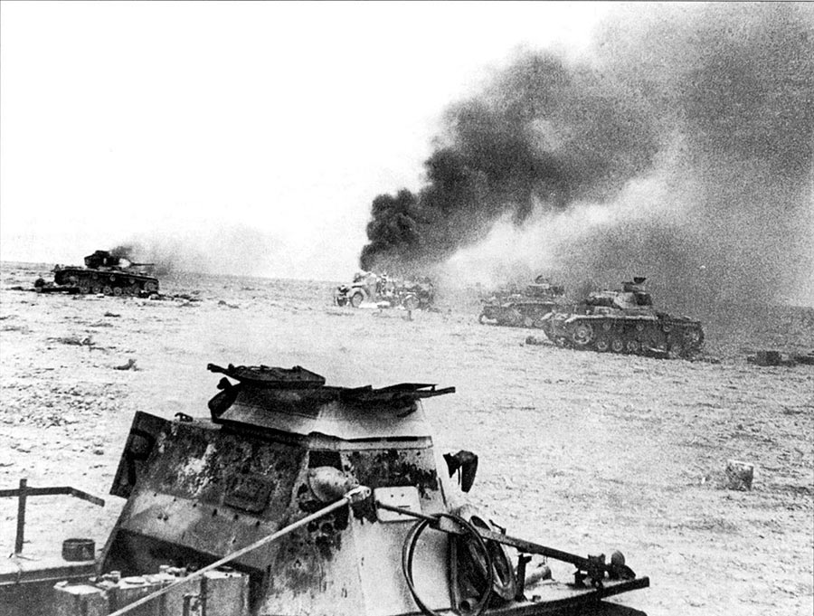 18 Ноября 1941 года британские войска в Египте начали операцию «Крестоносец», которая завершилась освобождением города Тобрук в Ливии 7 декабря. на снимке подбитые немецкие танки Pz.Kpfw. III из состава 8-го танкового полка 15-й танковой дивизии. На переднем плане командирский танк Kl.Pz.Bef.Wg. I Ausf B.