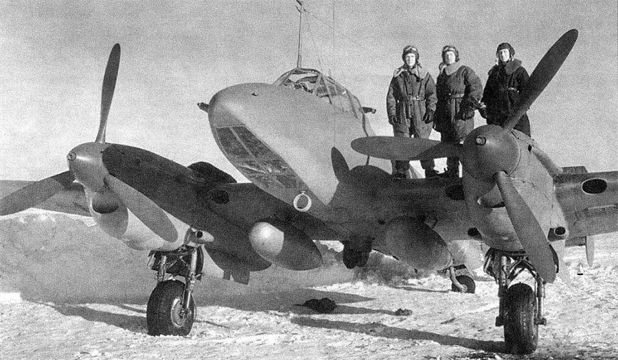 Экипаж пикирующего бомбардировщика Пе-2