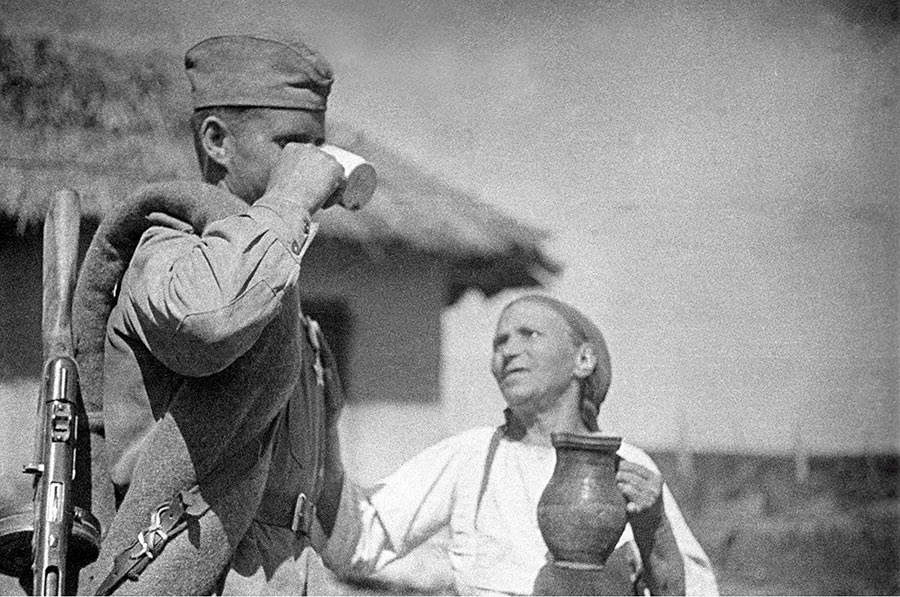 румынская-крестьянка-угощает-солдата-молоком,-1944