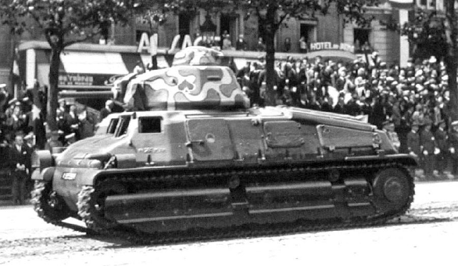 Кавалерийский танк SOMUA S-35 на параде в Париже, 1937 г.