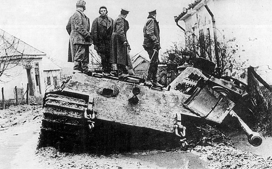 Советские офицеры осматривают разбитый тяжелый танк «Королевский тигр», Венгрия, март 1945 г.