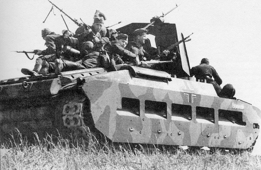 Трофейный английский тяжелый танк «Матильда» с немецким десантом на броне