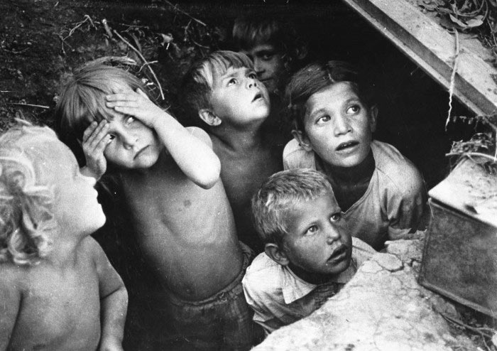 Дети прячутся от бомбардировки. Сталинград, 1942 г, фото Конов Л. И.