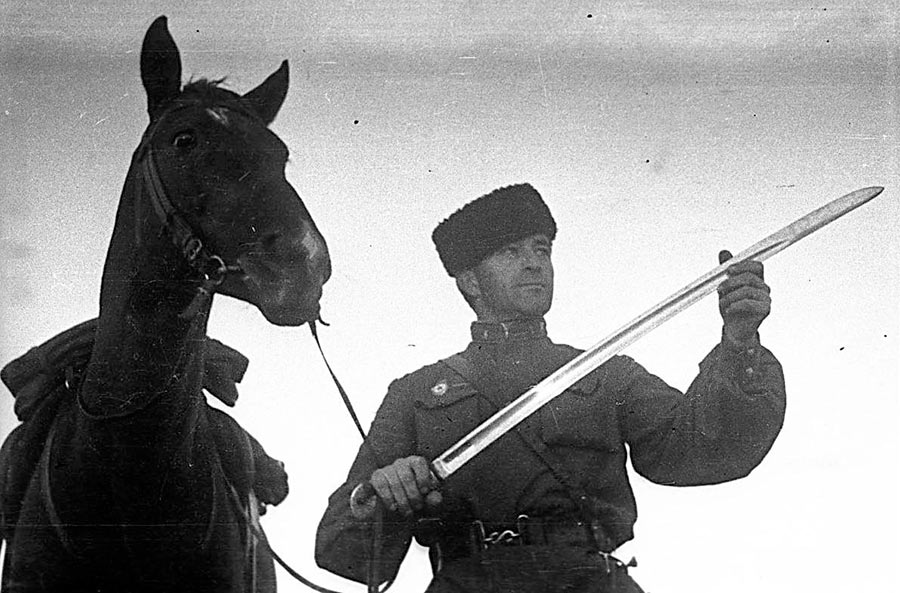 Казак. За годы войны было сформировано свыше 70 различных казачьих воинских формирований. 7 кавалерийских корпусов и 17 кавалерийских дивизий из казаков, получили звания гвардейских.