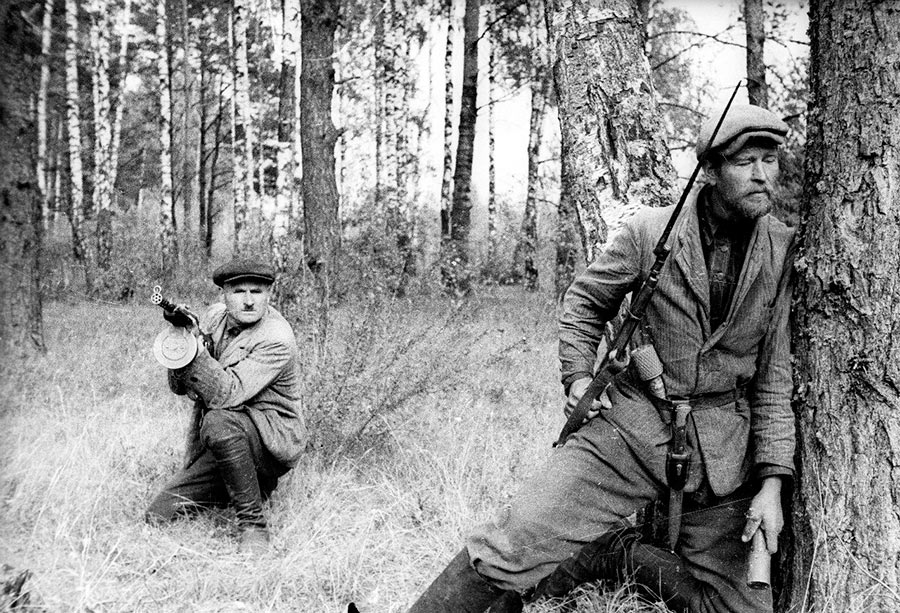 Партизаны Великой Отечественной войны. Обратите внимание, у бойца слева в руках пистолет-пулемет ППД-34.