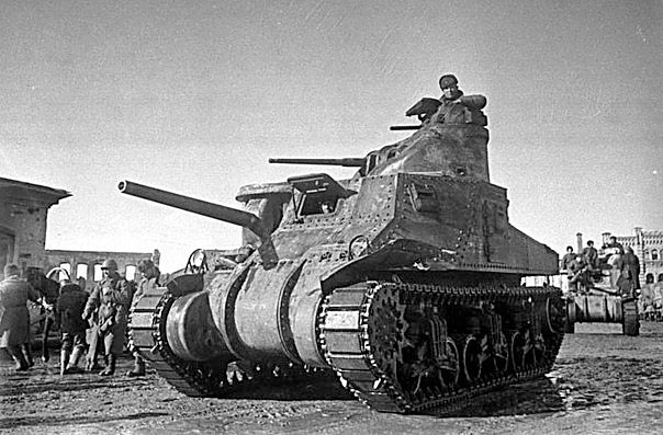 Советские войска на американских средних танках M3 «Генерал Ли» вступают в освобожденный город Вязьма. Март 1943 года.