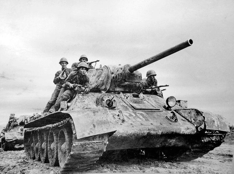 Танковый десант на танках Т-34 советской 5-й гвардейской танковой бригады готовится к атаке вражеских позиций. Юго-Западный фронт, Харьковская операция, 1942 год.