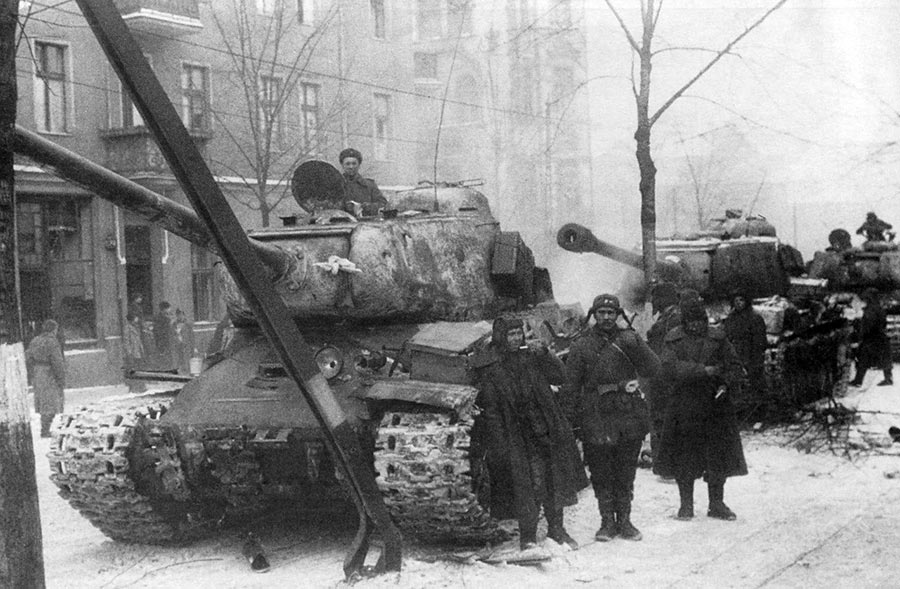 Тяжелые танки ИС-2 из состава 1-го Украинского фронта на улицах Познани. Февраль 1945 г