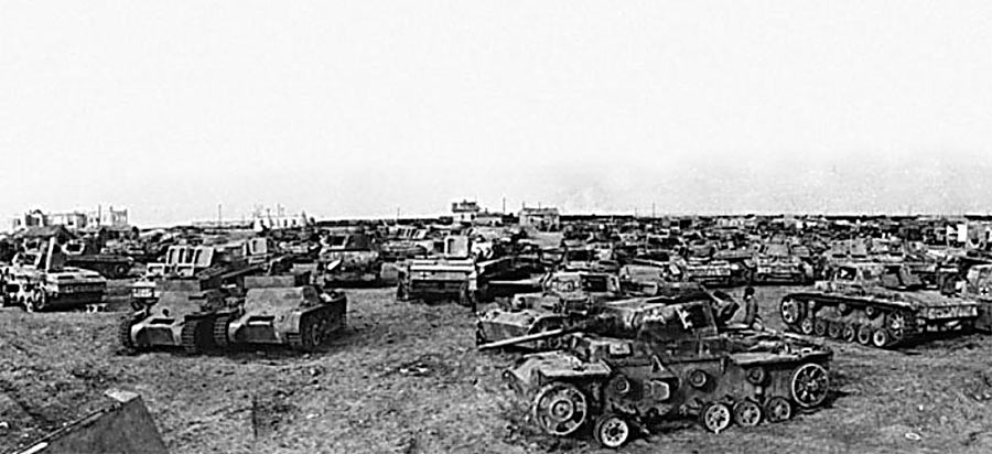 Захваченные под Сталинградом немецкие танки и другая бронетехника.