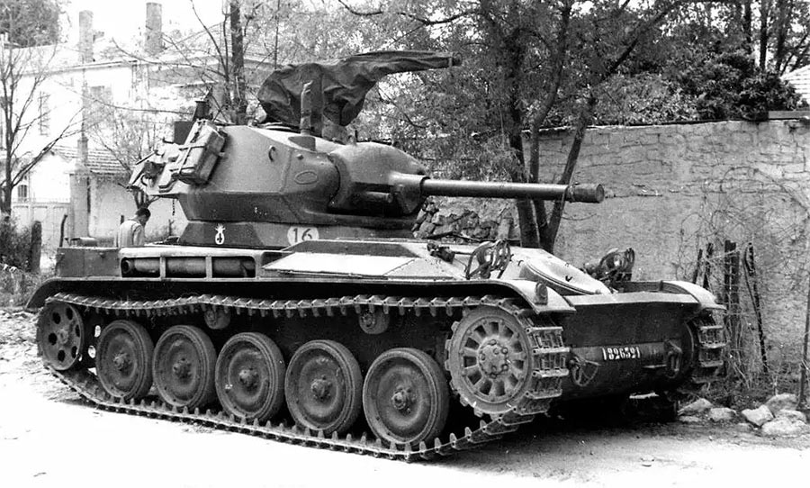 Явно виден французский след... башня M24 «Чаффи» на шасси французского AMX-13!