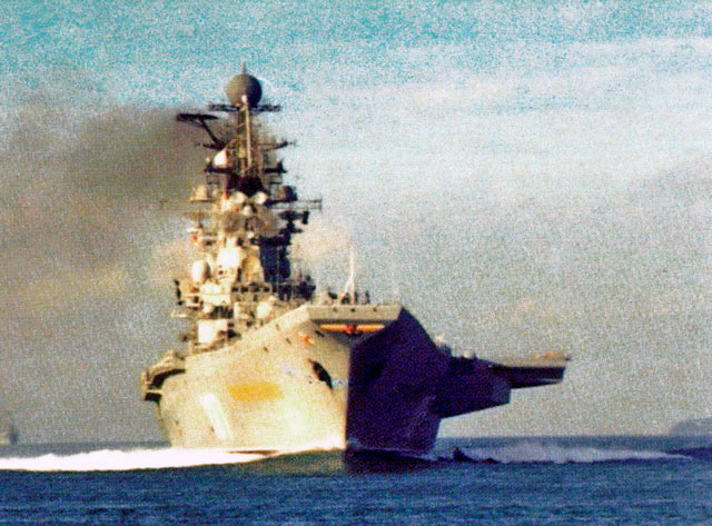 Классическое фото призванное показать мощь советского флота. На снимке ТАКР «Новороссийск»