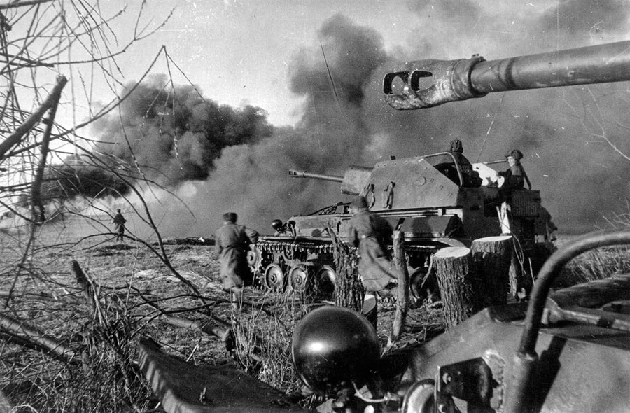 Советская пехота при поддержке САУ СУ-76 атакует немецкие позиции в районе Кенигсберга. Апрель 1945 года.