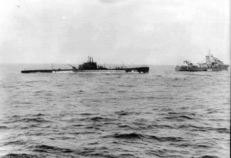 Английский эсминец ведет на буксире захваченную итальянскую подводную лодку «Галилей»