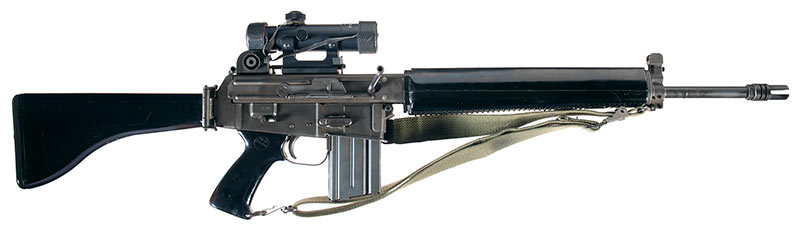Винтовка AR-18 - близкий родственик M-16. Их довольно легко спутать внешне.