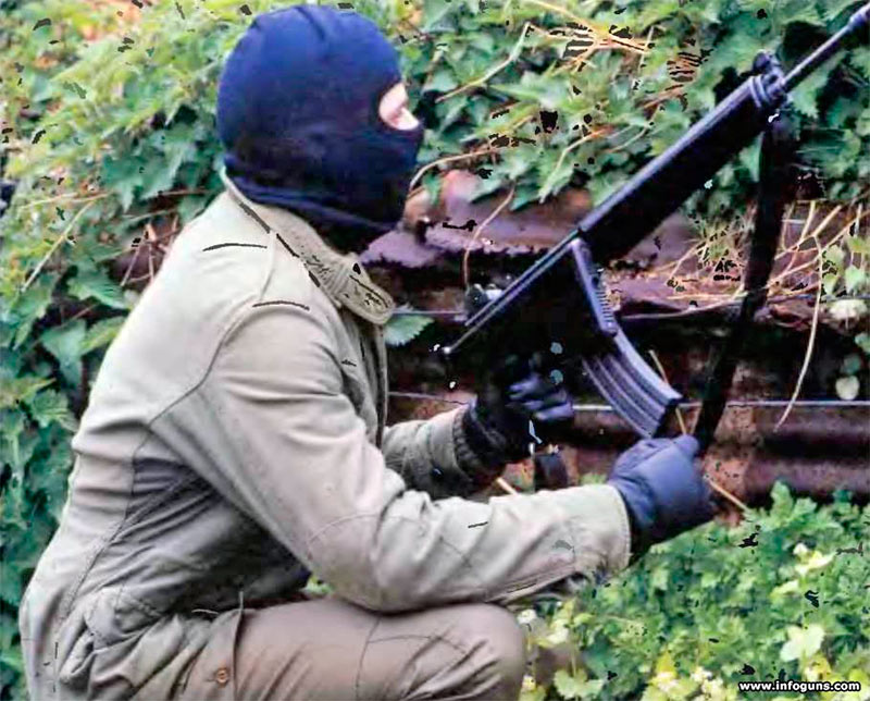 Винтовка AR-18 в руках у террориста из ИРА