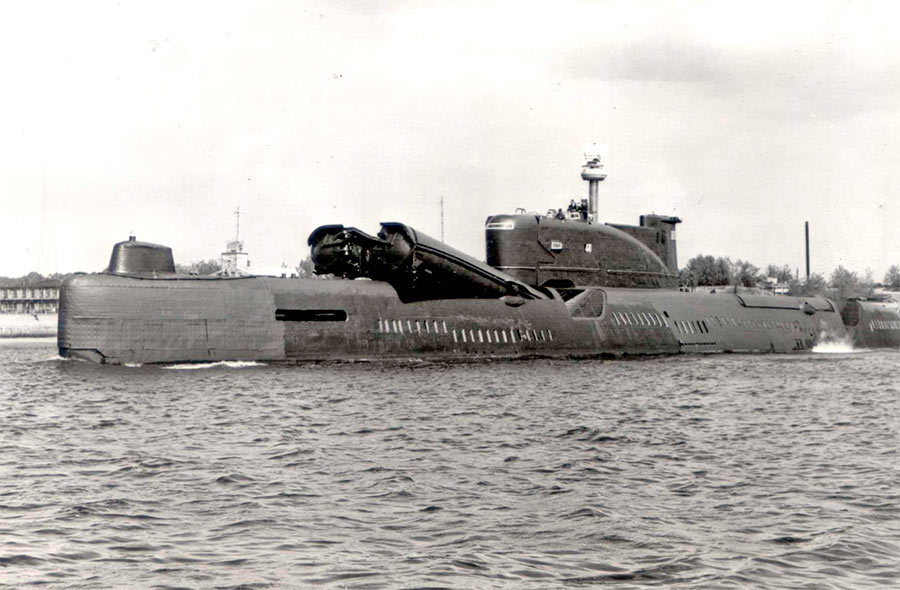 Подводная лодка проекта 651 в гавани, носовые пусковые установки крылатых ракет открыты