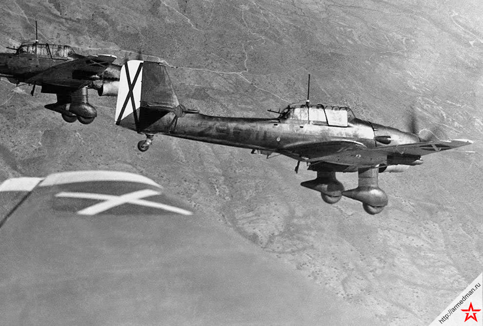 Бомбардировщики Ju-87 Легиона «Кондор» в небе над Испанией