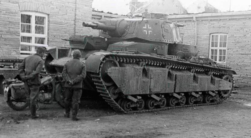 Тяжелый многобашенный танк «Neubaufahrzeug» фирмы «Крупп». Отличить его легко по расположенным в ряд орудиям в главной башне