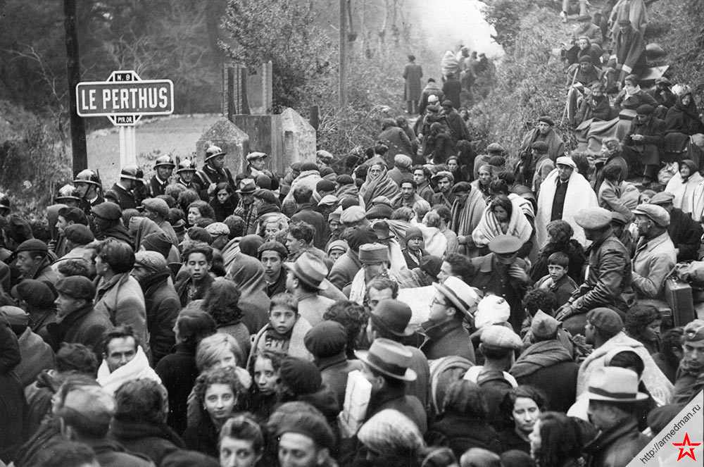 Испанские беженцы спасающиеся от гражданской войны, заполонили дороги во Францию, 1936 г.