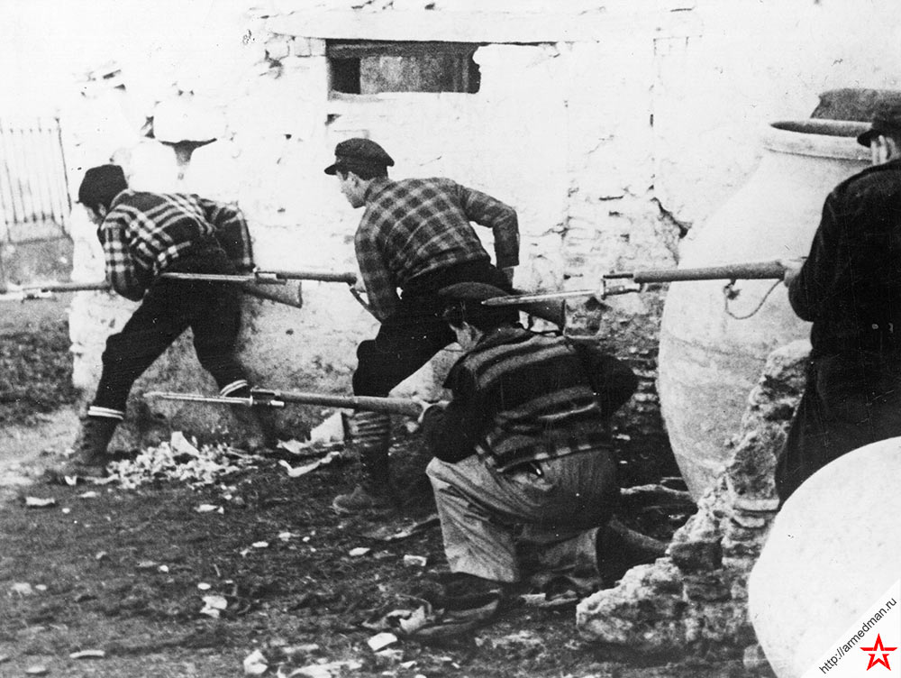 Отряд испанских антифашистов в засаде, в деревушке недалеко от Мадрида, 1937 год