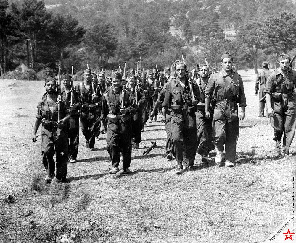 Солдаты армии республиканцев двигаются в направлении линии фронта, проходящей в горах Гвадаррамы, 1936 г.