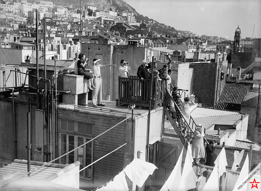 Жители британского Гибралтара и испанские беженцы наблюдают за бомбардировкой испанского Альхесираса