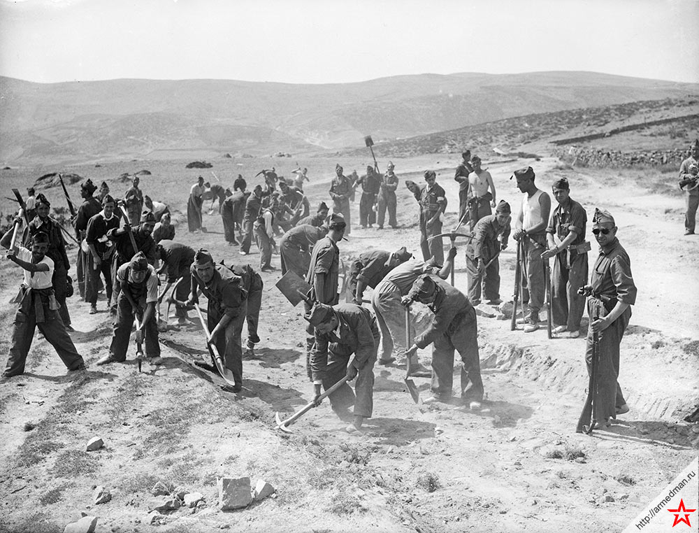 Солдаты на дорожных работах в горной местности Гвадаррама