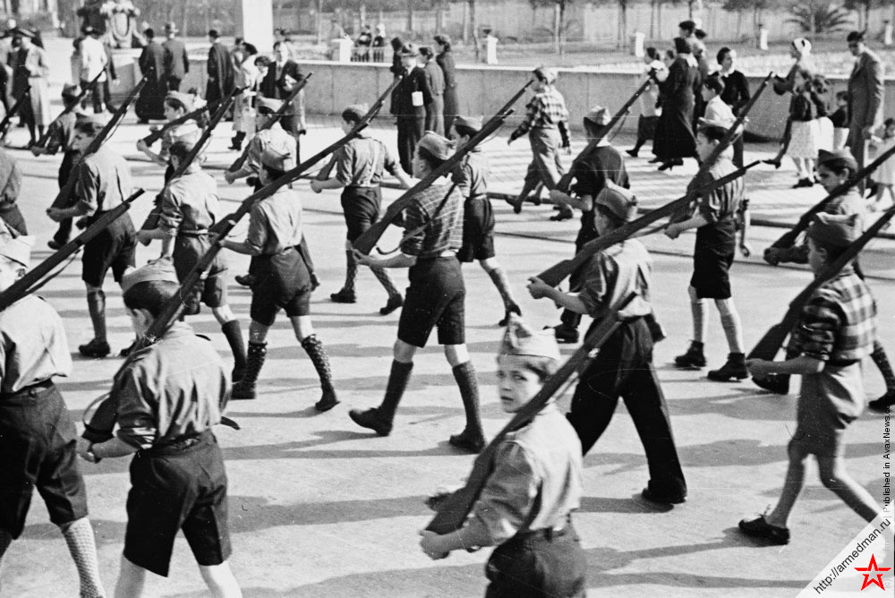 Парад испанских националистов в Ируне, 1936 г.