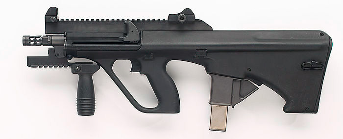 Steyr AUG в роли пистолет-пулемета. Обратите внимание - как и полагается пистолет-пулемету, этот «штейр» снабжен магазином с 9-мм патронами