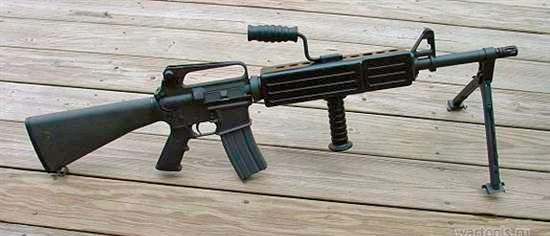 Модель M16A2 LMG Model 750 - легкий пулемет с утолщенным стволом. Большого распространения не получила.