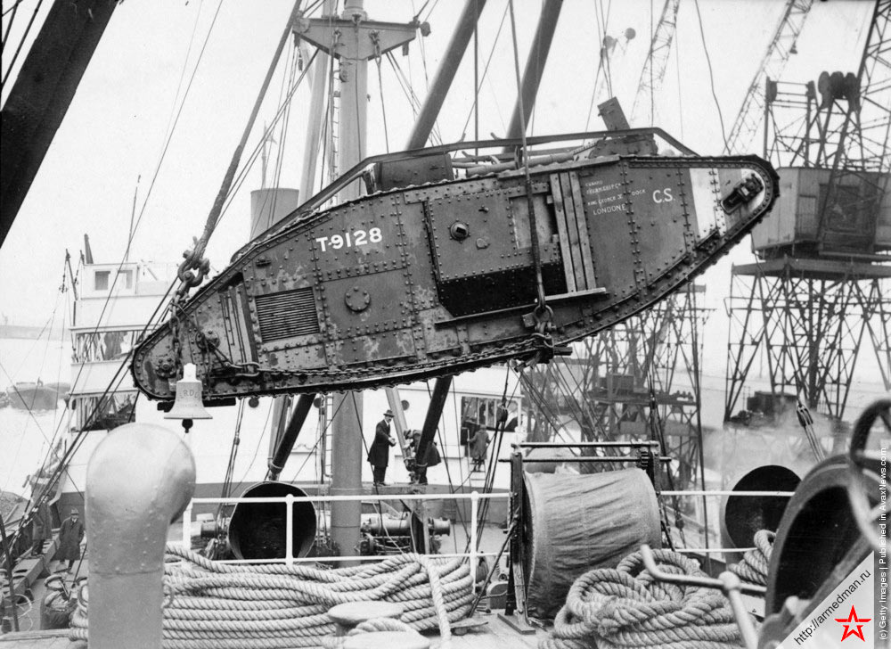Погрузка британского танка типа MK-V на корабль для отправки в США