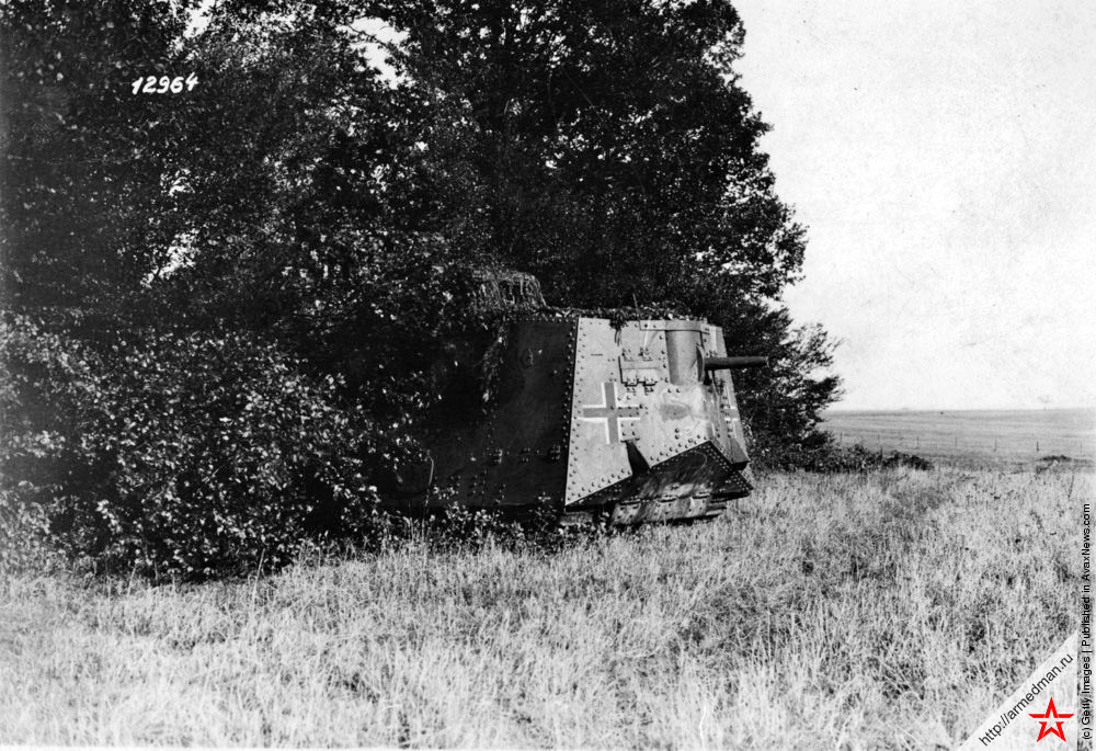Знаменитый немецкий танк времен Первой Мировой войны A7V удачно «спрятался» на опушке леса.