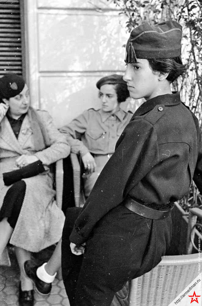 Девушка в форме мятежников-националистов генерала Франко. Город Сан-Себастьян, 14 ноября 1936 г.