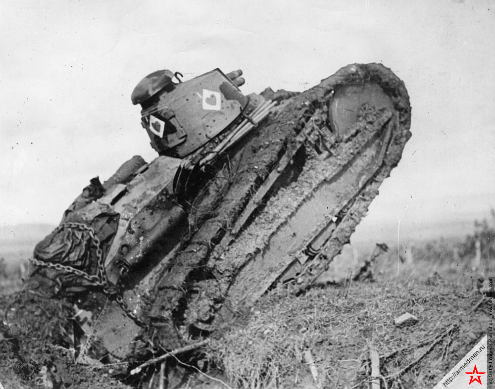 Французский легкий танк FT-17 преодолевает преграду, 1917 г.