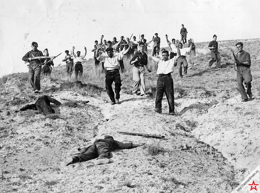 Пленные коммунисты, захваченные националистами в ходе успешной атаки на позиции, неподалеку от Сомосьерры. 1936 г.