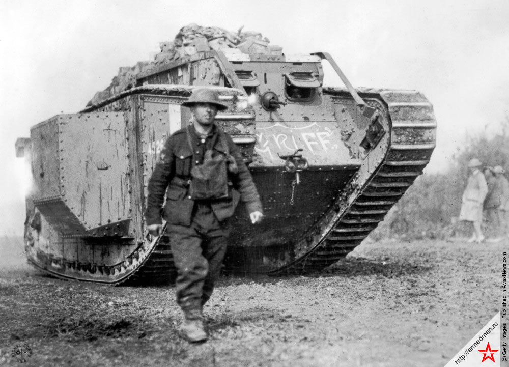 Американский солдат и британский танк MK-IV, с собственным именем Гриф на лобовой броне, 1918 г.