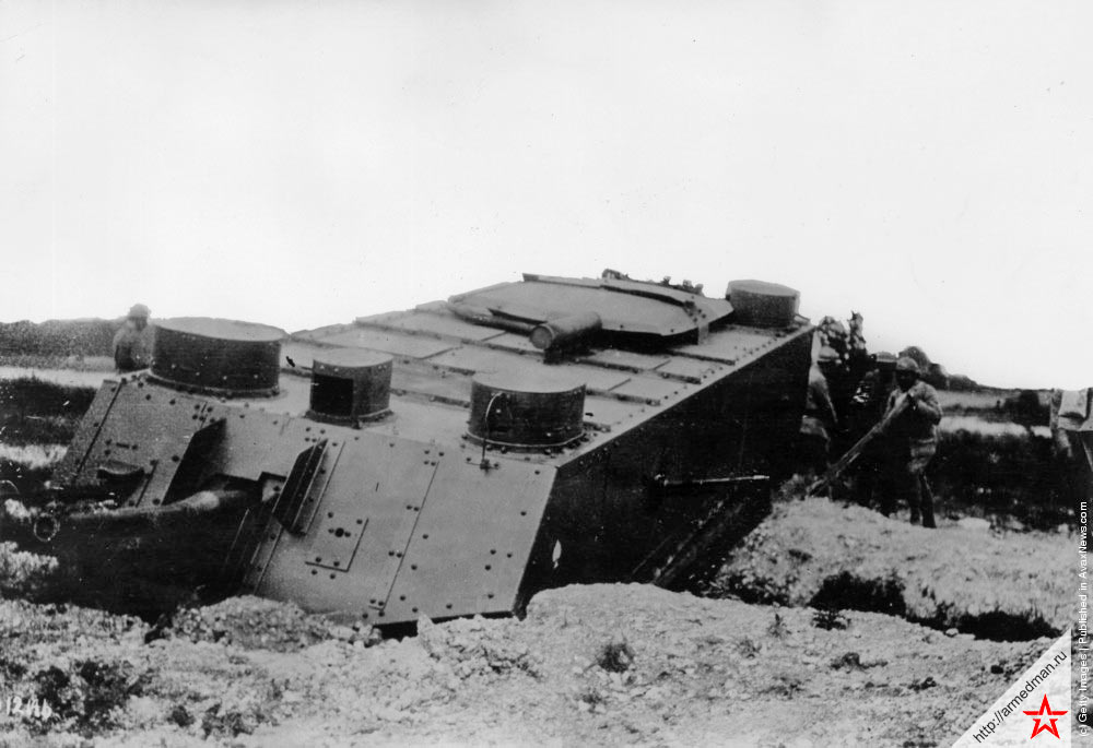 Ранний французский танк типа «Сен-Шамон» застрявший при попытке переехать ров, 1918 г.