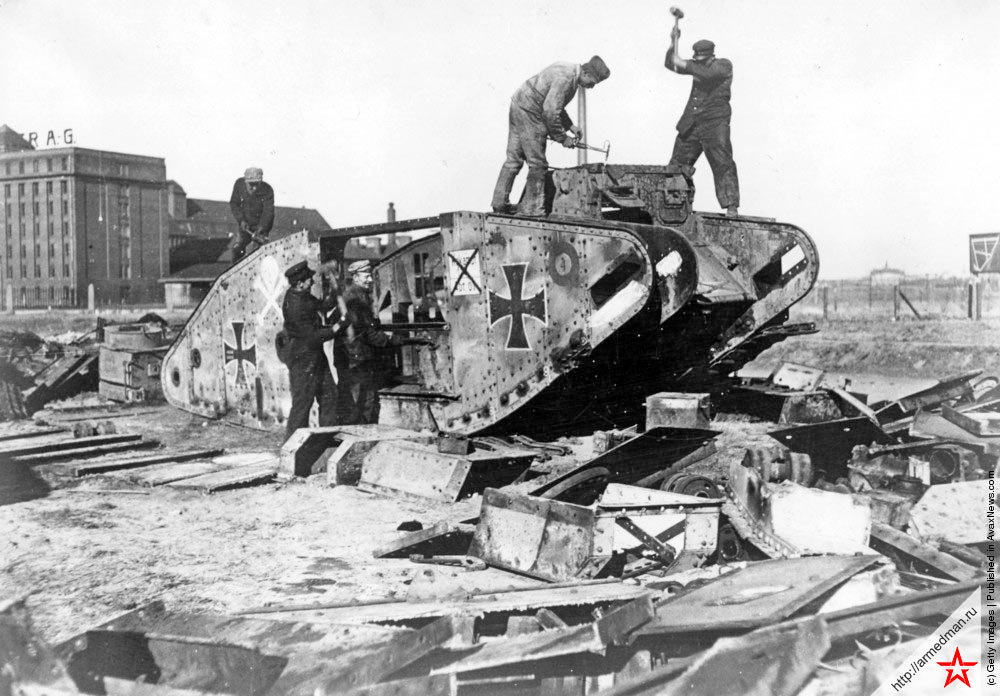 Разоружение германской армии после Версальского мира, разборка танков, 1919 г.