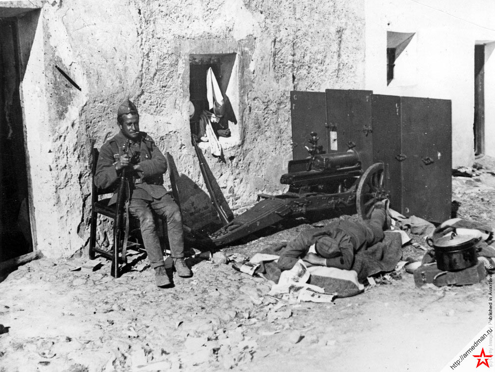 Солдаты-франкисты отдыхают в минуты затишья, 1936 г.