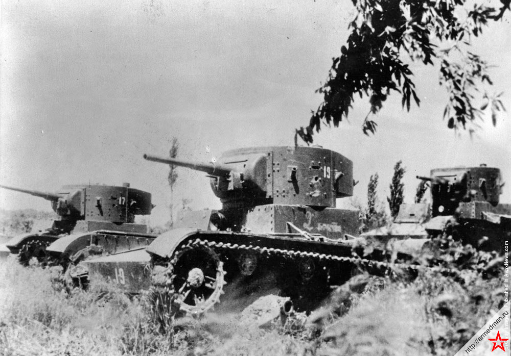Легкие танки типа Т-26 поставленные из Советского Союза пересекают поле