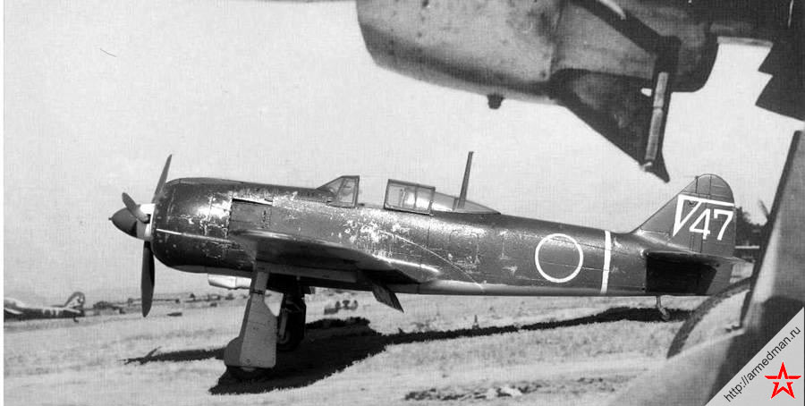 Японский истребитель Ki-100 на аэродроме
