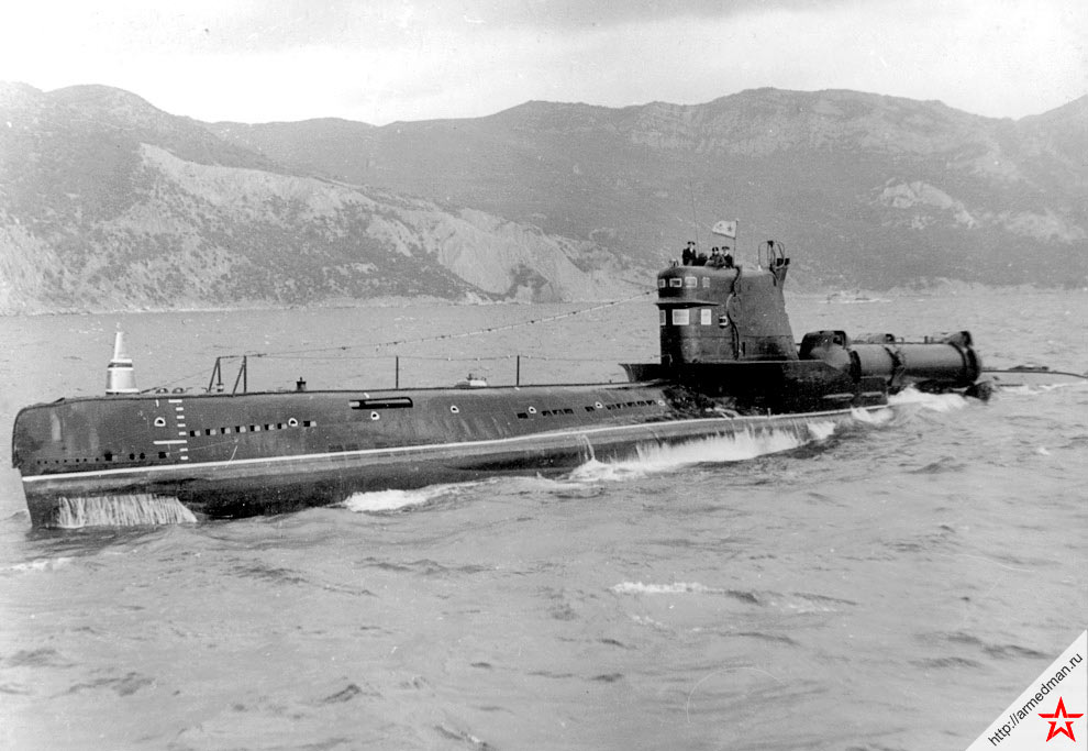 Дизельная подводная лодка проекта 644, поворотные контейнеры крылатых ракет П-5 хорошо видны за рубкой