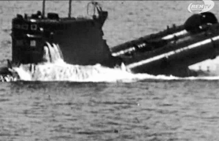 Подводная лодка Проекта 644. Поворот контейнера с ракетой П-5 в боевое положение.