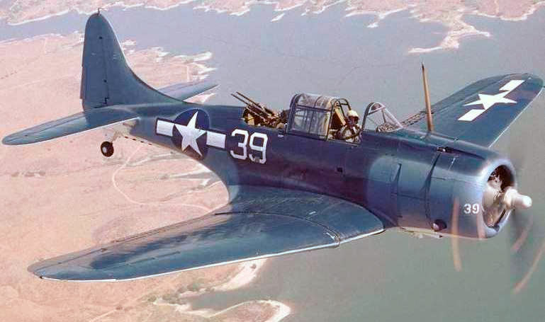 Американский бомбардировщик Дуглас SBD «Донтлесс», вид спереди-сверху